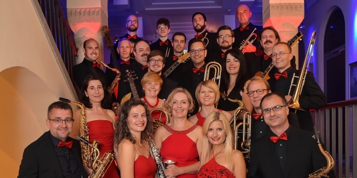 Big Band posiert im Volksbad Jena