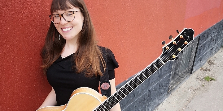 Frau mit Gitarre