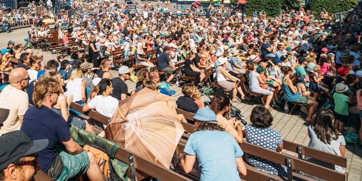 Ein buntes Publikum bei einer Kinderveranstaltung der Kulturarena Jena  ©JenaKultur, C. Worsch