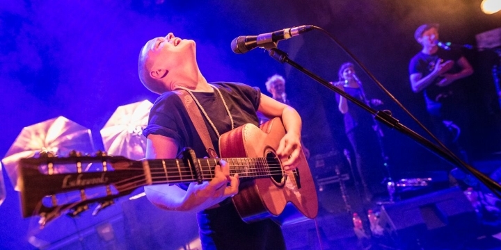 Wallis Bird mit Gitarre auf der Bühne